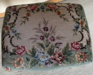 Hocker mit schönem Holzgestell und gestickter Sitzfläche Bild 2