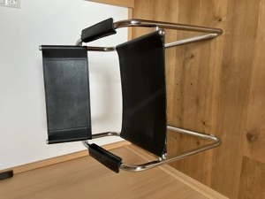 Freischwingender Lederstuhl