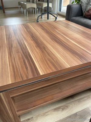 Couchtisch aus Massivholz (Nussholz)