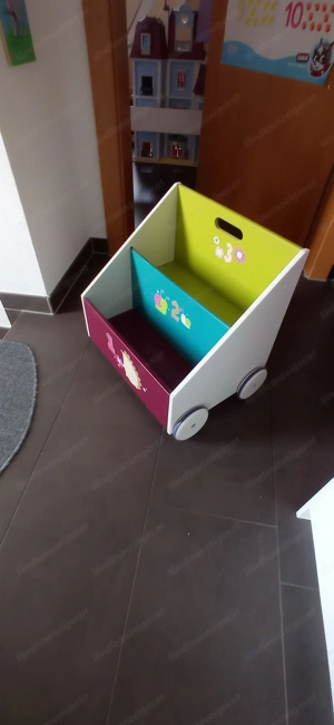 Bücherrgal auf Rollen für Kinderzimmer