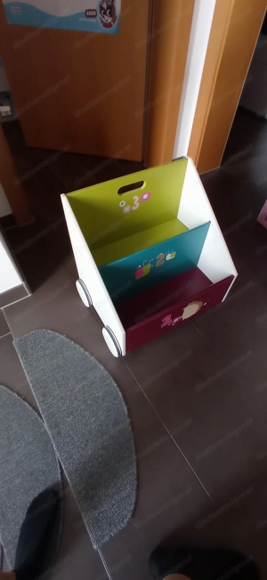 Bücherrgal auf Rollen für Kinderzimmer Bild 2