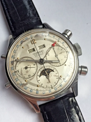 Ein hochwertiges Vintage-Tourneau-Gehäuse mit Dreifachkalender und Mondphase, Valjoux 88
