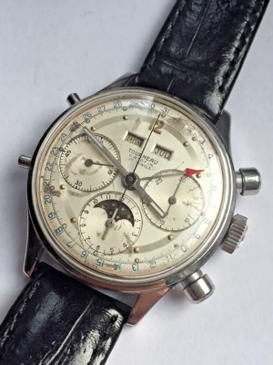 Ein hochwertiges Vintage-Tourneau-Gehäuse mit Dreifachkalender und Mondphase, Valjoux 88  Bild 9