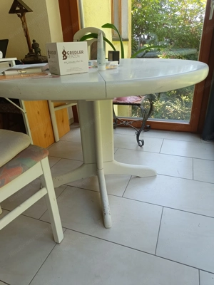 Tisch, vier Stühle  Bild 3