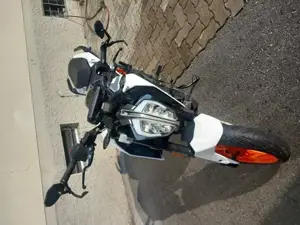 Motorrad KTM Duke 390 mit 44 PS Bild 2