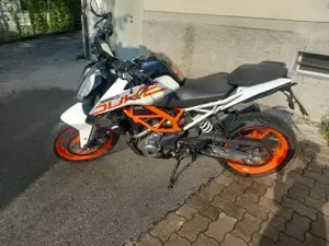 Motorrad KTM Duke 390 mit 44 PS Bild 3