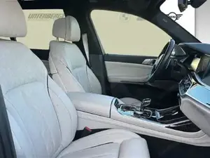 BMW X7 M50i M Sportpaket // Massagefunktion für Fahrer und Beifahrer // Panorama-Glasdach Sky Lounge Bild 9