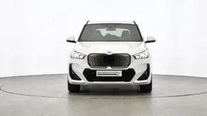 BMW iX1 xDrive30 M Sportpaket // Head-Up // DAB-Tuner Bild 3