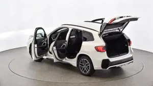 BMW iX1 xDrive30 M Sportpaket // Head-Up // DAB-Tuner Bild 8