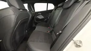 BMW 120i 5-Türer // M Sportpaket // Head Up Display // Anhängerkupplung Bild 13