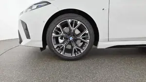 BMW 120i 5-Türer // M Sportpaket // Head Up Display // Anhängerkupplung Bild 15