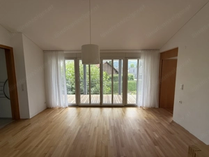 Sonnige 2,5-Zimmer-Wohnung mit Terrasse in Höchst Bild 3
