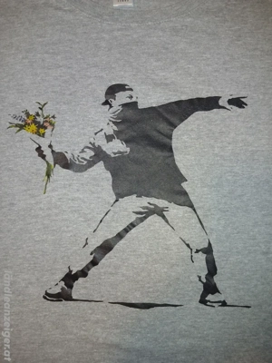 Banksy Flower Thrower T-Shirt Bild 2