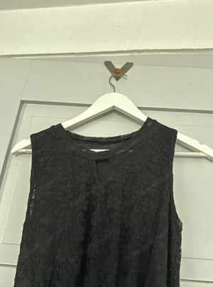 Schwarzes Ballkleid mit Rüschen Bild 3