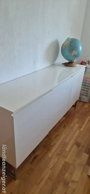 Schönes weißes Sideboard