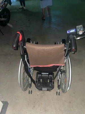 Elektrorollstuhl   Rollstuhl mit V-Drive Schiebeunterstützung   Vermeiren Bild 4