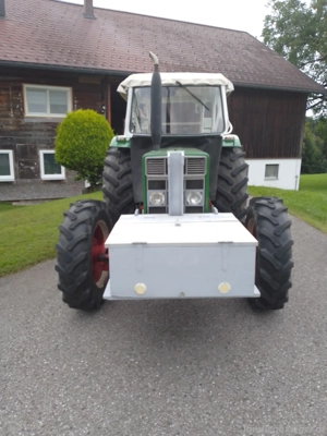 Traktor mit Getriebe Seilwinde Bild 2
