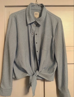 blaue bluse zum Binden 