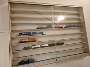 2 Glasvitrinen für Modelleisenbahn H0