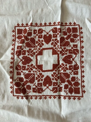 Handarbeit: Tischdecke mit Fransen und Stickerei Bild 3