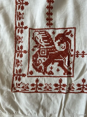 Handarbeit: Tischdecke mit Fransen und Stickerei Bild 2