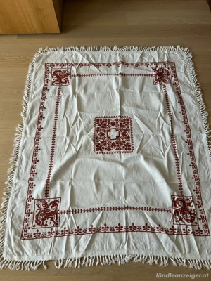 Handarbeit: Tischdecke mit Fransen und Stickerei