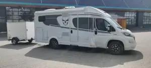 Wohnmobil Gespann Carado T334 + Humer Unsinn Anhänger Bild 2