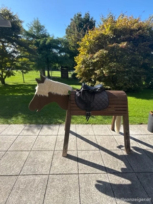 Holzpferd mit Sattel Bild 2