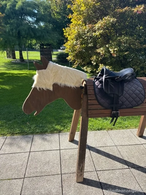 Holzpferd mit Sattel