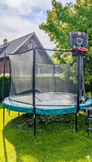 Hochwertiges BERG Trampolin in Grün mit Zubehör