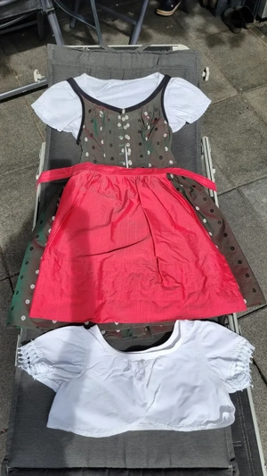  Dirndl mit 2 Blusen und Schürze von Anna Gmeinder aus Dornbirn, Größe 36-38 Bild 3