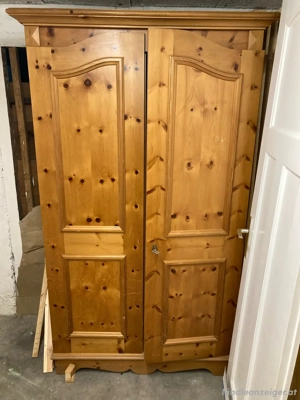 Kleiderkasten  Bild 2