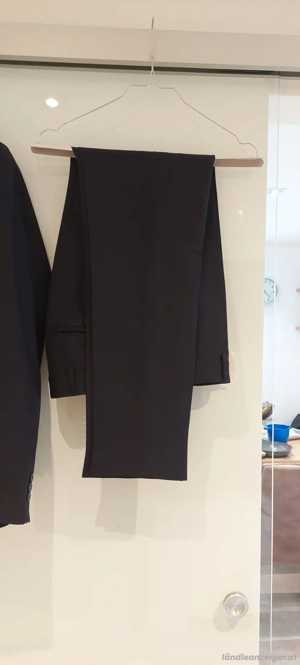 Herren Anzug mit Fliege und Einstecktuch Bild 3