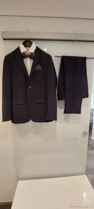 Herren Anzug mit Fliege und Einstecktuch