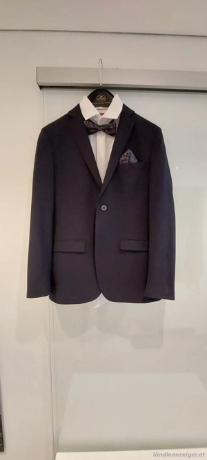 Herren Anzug mit Fliege und Einstecktuch Bild 2