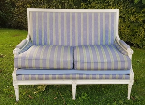 2 antike und elegante Sofas, Zweisitzer im klassischen französischen Louis XVI Stil, profiliertes Ge Bild 2