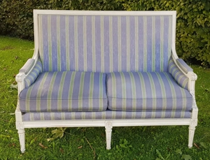 2 antike und elegante Sofas, Zweisitzer im klassischen französischen Louis XVI Stil, profiliertes Ge Bild 6