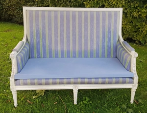2 antike und elegante Sofas, Zweisitzer im klassischen französischen Louis XVI Stil, profiliertes Ge Bild 4