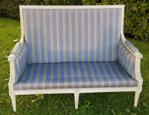 2 antike und elegante Sofas, Zweisitzer im klassischen französischen Louis XVI Stil, profiliertes Ge Bild 5