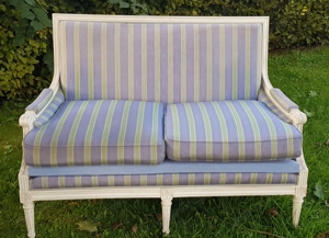 2 antike und elegante Sofas, Zweisitzer im klassischen französischen Louis XVI Stil, profiliertes Ge Bild 3