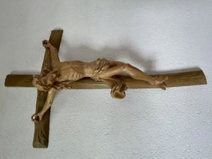 Christus am Kreuz handgeschnitzt aus Lindenholz Bild 3