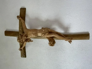 Christus am Kreuz handgeschnitzt aus Lindenholz Bild 2