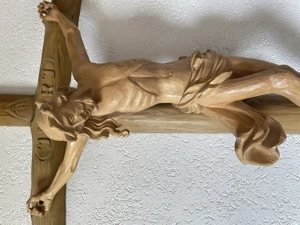Christus am Kreuz handgeschnitzt aus Lindenholz Bild 5