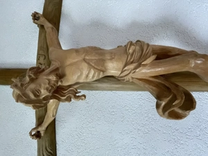 Christus am Kreuz handgeschnitzt aus Lindenholz Bild 6