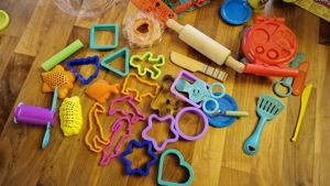 Play-Doh Zubehör und Knete inklusive Nudelholz und Holzmesser Bild 2