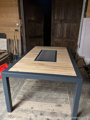 Massivholz Tisch mit Integriertem Grill