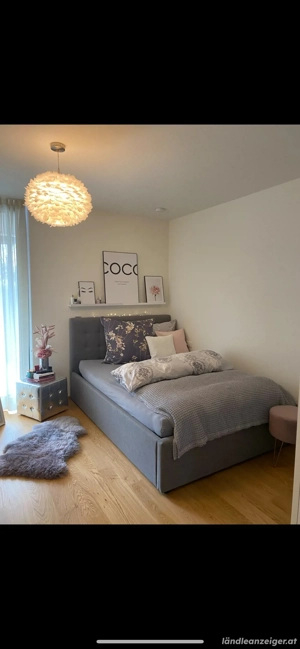 Graues Polsterbett zu verkaufen