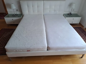 Schönes Bett mit Nachtkästchen zu Verkaufen