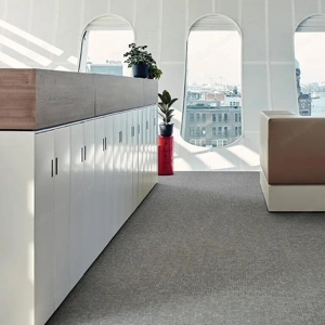 Hellgraue Teppichfliese mit dezentem Muster Bild 2