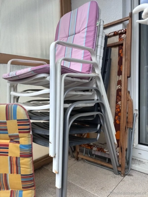 6 Gartenstühle zu verkaufen   3 weiß, 3 grau + 6 Überzüge Bild 2